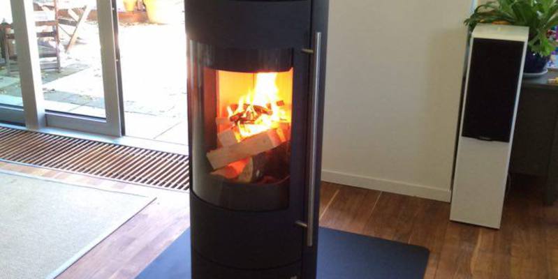 hip & happening woonkamer modern front zwart vrijstaand rond hout 