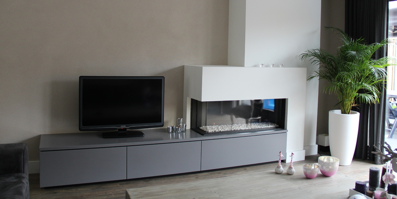 woonkamer modern inbouw schouw licht & sprankelend gas vierhoek hoek wit grijs 