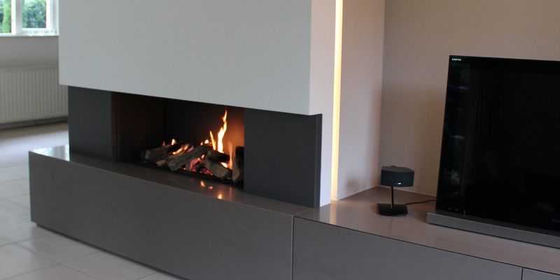 woonkamer modern inbouw front schouw licht & sprankelend gas verticaal wit grijs 