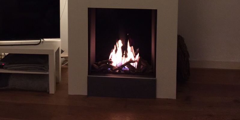 woonkamer modern inbouw front schouw licht & sprankelend gas wit verticaal 
