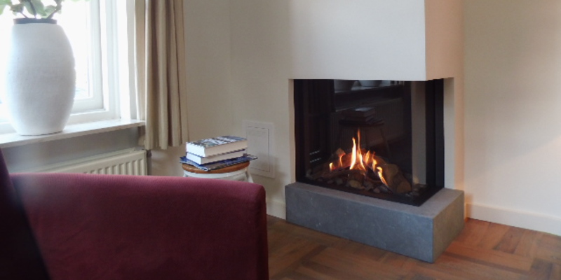 woonkamer modern inbouw licht & sprankelend gas wit verticaal hoek 