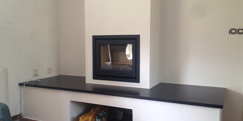 woonkamer modern inbouw front zwart rechthoek licht & sprankelend hout 