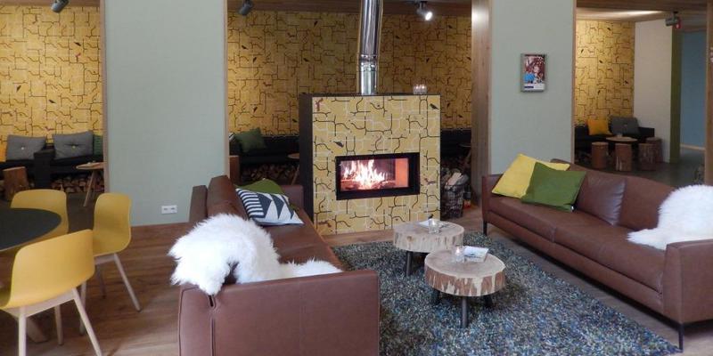 hip & happening woonkamer modern doorkijk inbouw schouw zwart rechthoek hout 