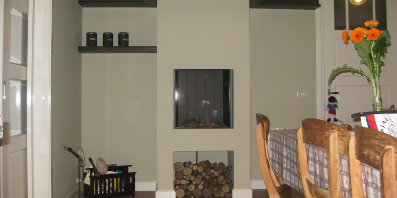 modern inbouw front schouw zwart licht & sprankelend verticaal hout eetkamer 
