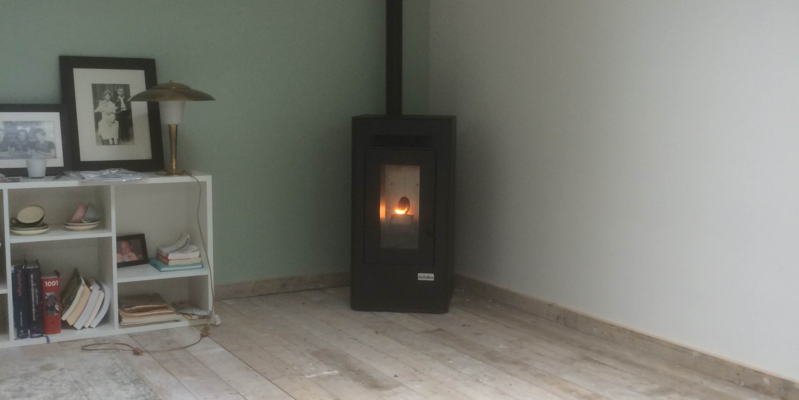 woonkamer modern stevig & rustiek front zwart verticaal vrijstaand pellet 