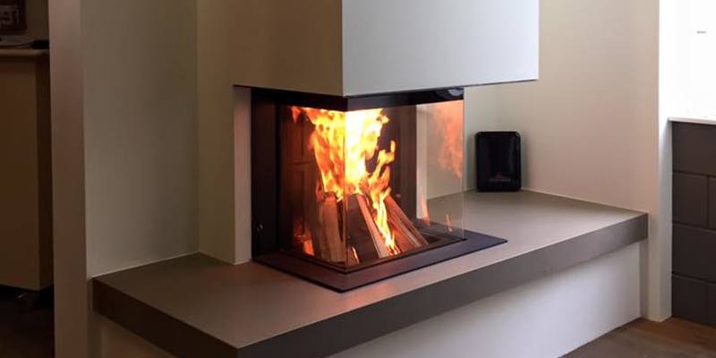 woonkamer modern licht & sprankelend driezijdig wit hout rechthoekig plateau  inbouw met liftdeur 