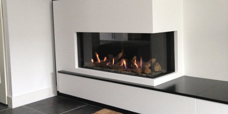 woonkamer modern inbouw licht & sprankelend gas tweezijdig rechthoekig zwart wit 