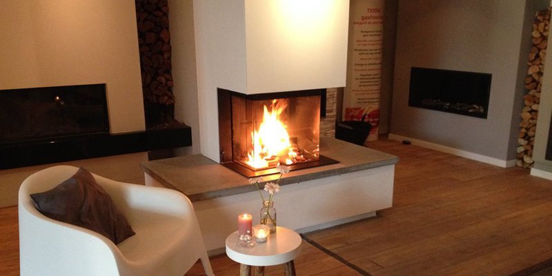 hip & happening woonkamer modern driezijdig hout hoekig wit grijs plateau  inbouw met liftdeur 