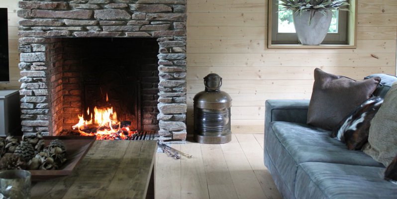 woonkamer stevig & rustiek front schouw klassiek steen hout rechthoekig open vuur 