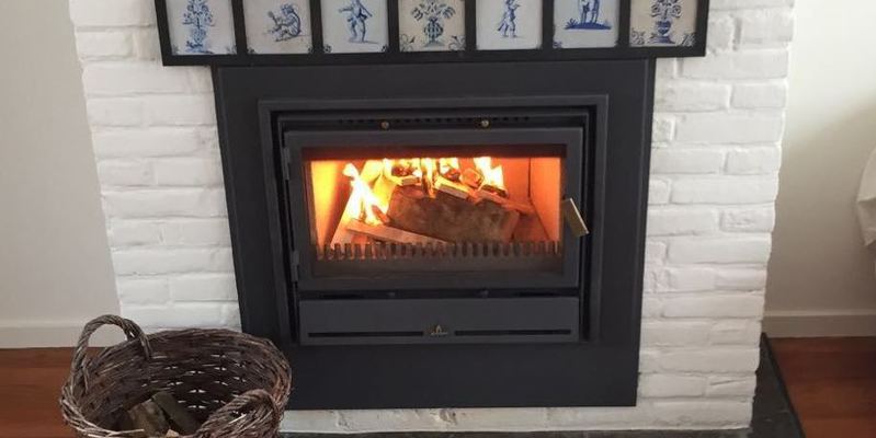 woonkamer stevig & rustiek front schouw zwart rechthoek hout inzet 