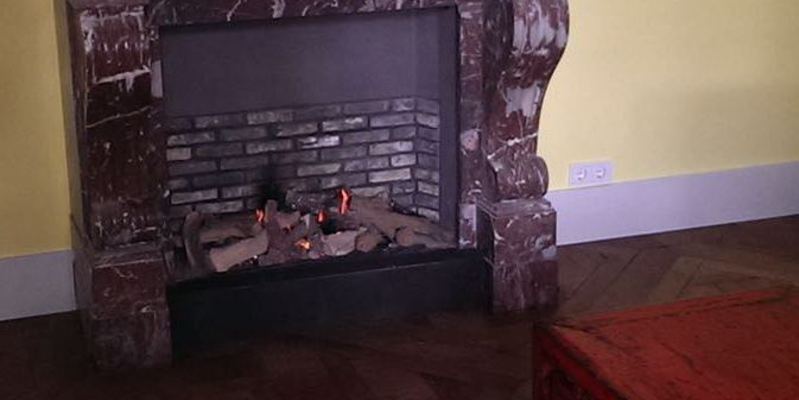 woonkamer stevig & rustiek front schouw klassiek hout open vuur 