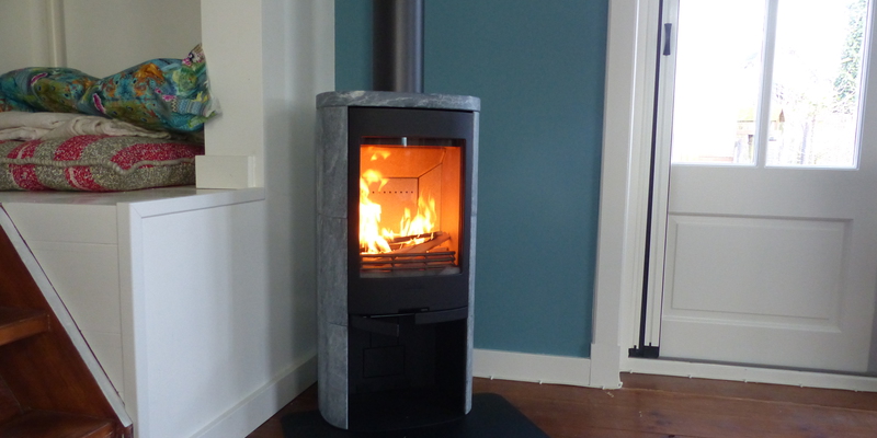 woonkamer modern stevig & rustiek front vrijstaand rond hout speksteen plateau  