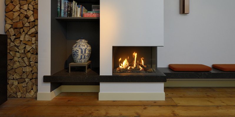 woonkamer modern inbouw licht & sprankelend gas tweezijdig rechthoekig zwart wit plateau  