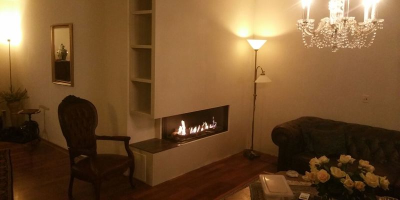 woonkamer modern inbouw licht & sprankelend gas rechthoekig hoek zwart wit 