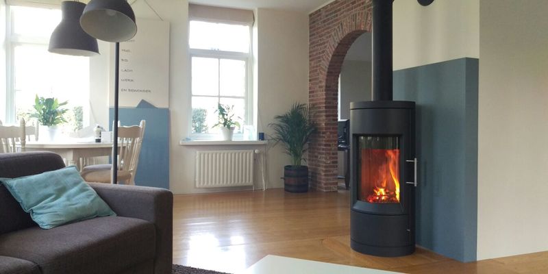 woonkamer modern front zwart licht & sprankelend vrijstaand rond hout 