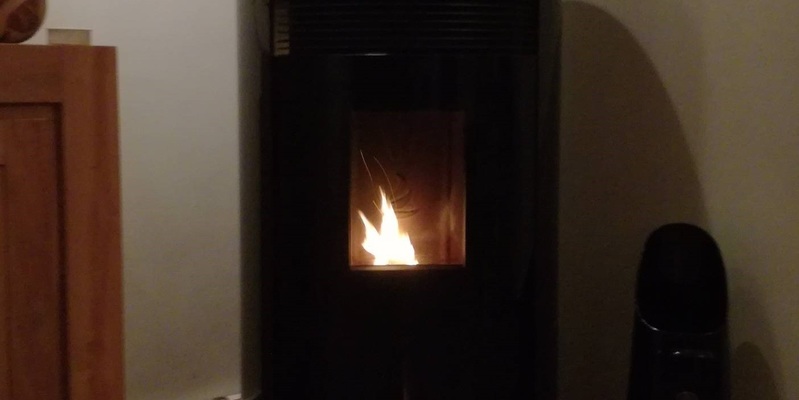 hip & happening woonkamer modern front zwart vrijstaand rond pellet 