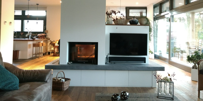 woonkamer modern doorkijk inbouw zwart rechthoek licht & sprankelend hout plateau  