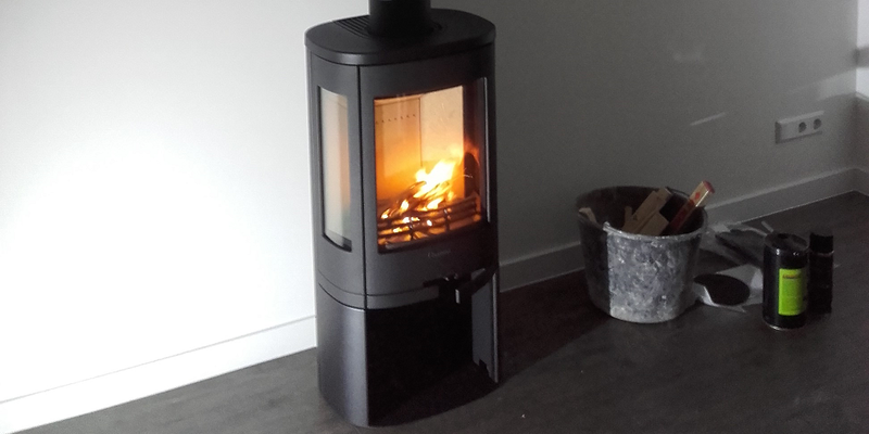 woonkamer modern zwart licht & sprankelend driezijdig verticaal vrijstaand hout 