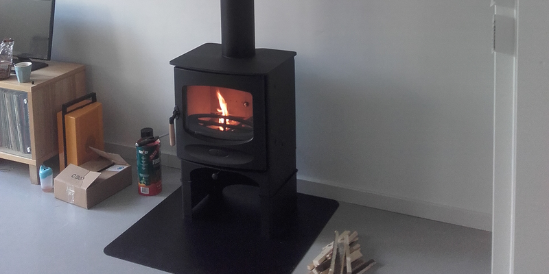 woonkamer modern front zwart licht & sprankelend verticaal vrijstaand hout 