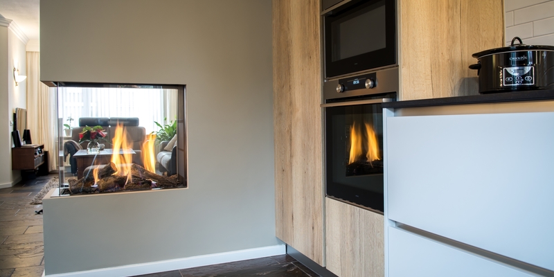 woonkamer modern grijs inbouw licht & sprankelend gas keuken rechthoekig rondom 