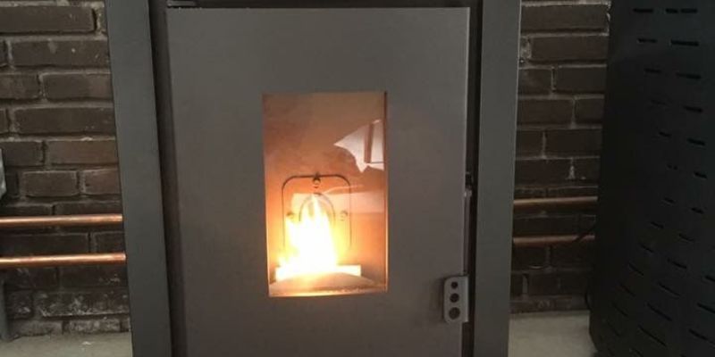 stevig & rustiek front zwart verticaal vrijstaand pellet showroom 