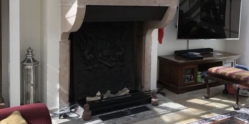 woonkamer inbouw front zwart gas klassiek sfeervol & klassiek natuursteen plateau 