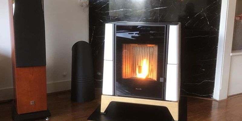 woonkamer modern vierkant front licht & sprankelend vrijstaand pellet zwart wit 