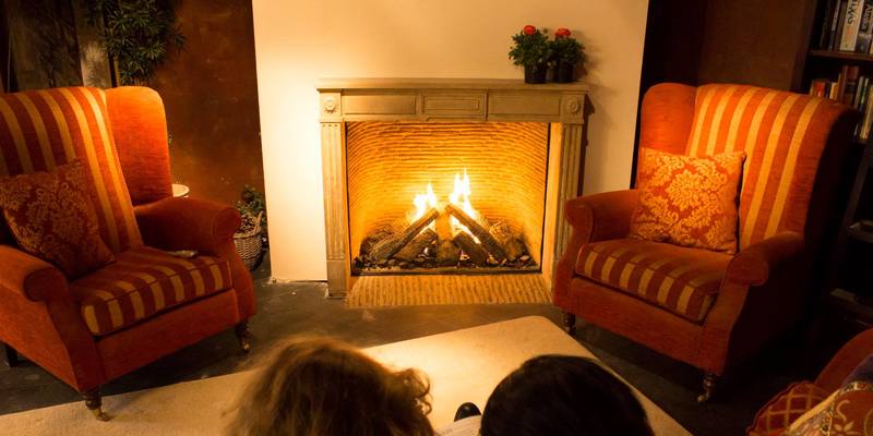 woonkamer front schouw klassiek sfeervol & klassiek steen hout rechthoekig open vuur 