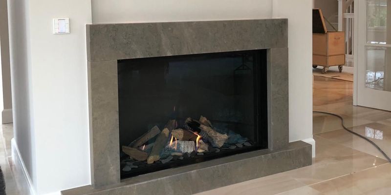 woonkamer modern grijs inbouw front licht & sprankelend gas verticaal natuursteen plateau 