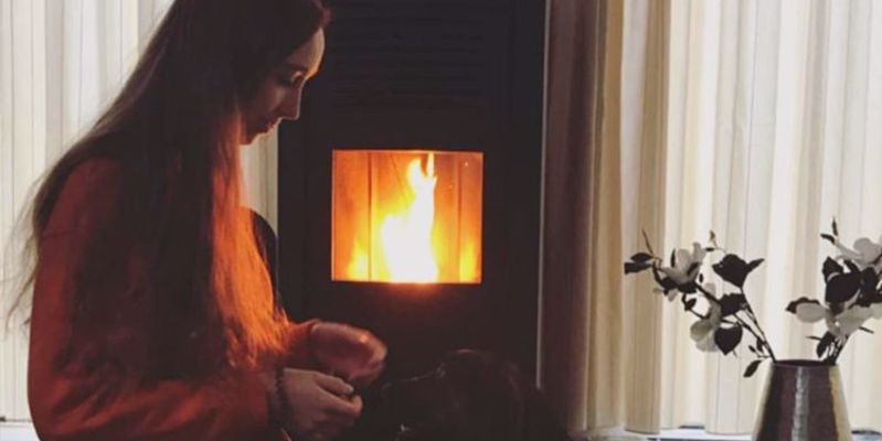 woonkamer modern front zwart vrijstaand pellet hoekig 