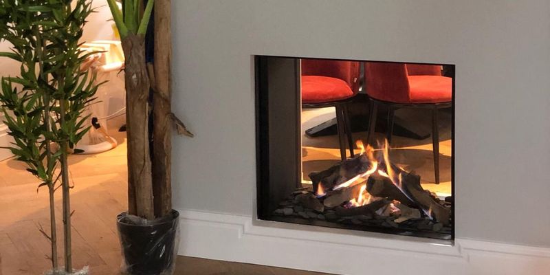 woonkamer modern doorkijk inbouw schouw rechthoek licht & sprankelend gas wit grijs 