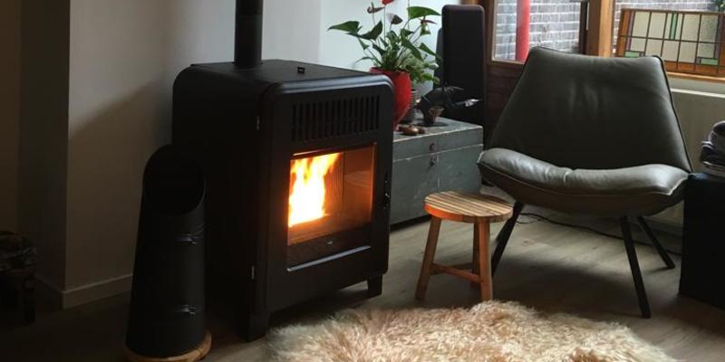 hip & happening woonkamer modern vierkant zwart vrijstaand pellet veel vuur 