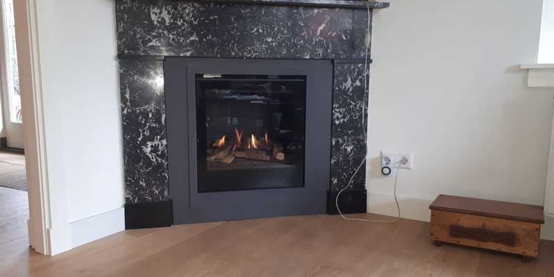 woonkamer modern grijs vierkant front schouw licht & sprankelend gas vrijstaand 