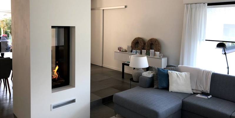 woonkamer modern doorkijk inbouw licht & sprankelend gas wit verticaal 