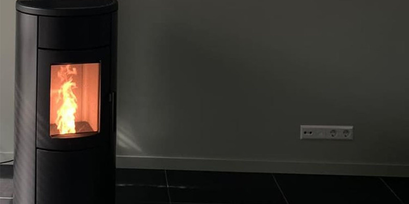 woonkamer front zwart klassiek sfeervol & klassiek vrijstaand rond pellet 