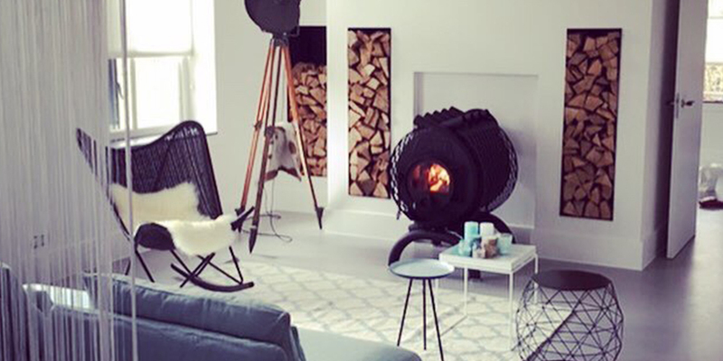 hip & happening woonkamer modern front zwart vrijstaand rond hout 