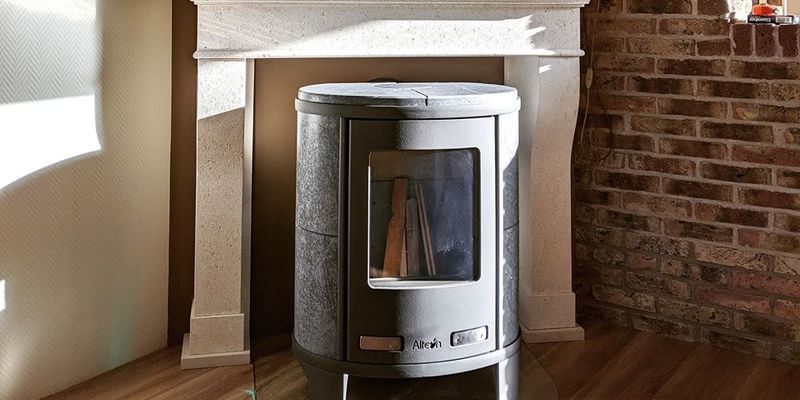 hip & happening woonkamer modern grijs front schouw vrijstaand rond hout 