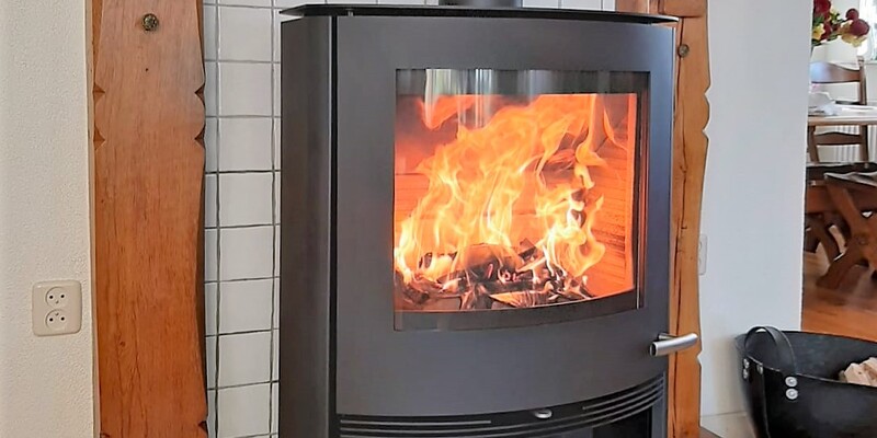 woonkamer modern front zwart vrijstaand hout afgerond sfeervol 