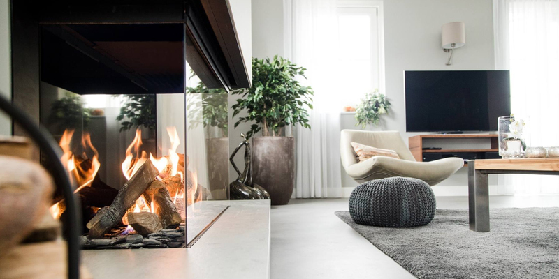 woonkamer modern inbouw driezijdig gas verticaal zwart wit stoer 